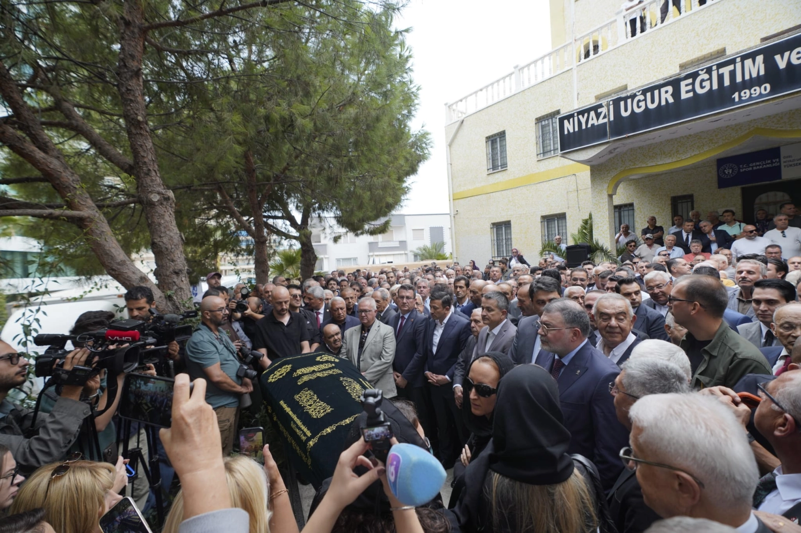 Burhan &Ouml;zfatura son yolculuğuna uğurlandı