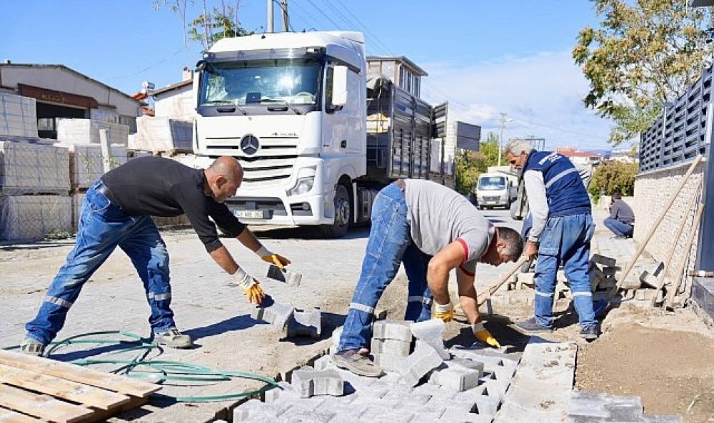 Burhaniye'de Yol Yapım ve Bakım &Ccedil;alışmaları S&uuml;r&uuml;yor