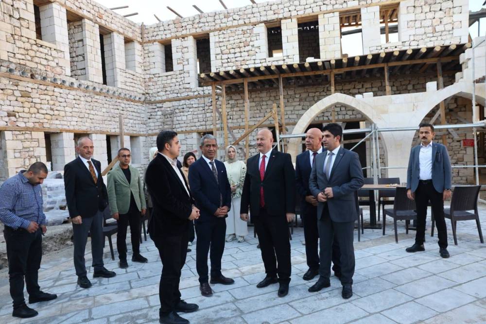 Vali K&uuml;&ccedil;&uuml;k Tarihi Tuz Hanı&rsquo;ndaki restorasyon &ccedil;alışmalarını inceledi​&zwnj; 