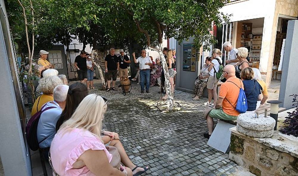 Polonyalı &ouml;ğretmenlerden Kemer Belediyesi K&uuml;lt&uuml;r Evi'ne ziyaret