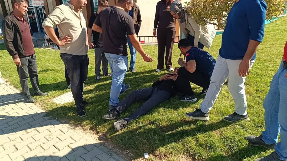 Otomobilin &ccedil;arptığı motosikletin s&uuml;r&uuml;c&uuml;s&uuml; ağır yaralandı  