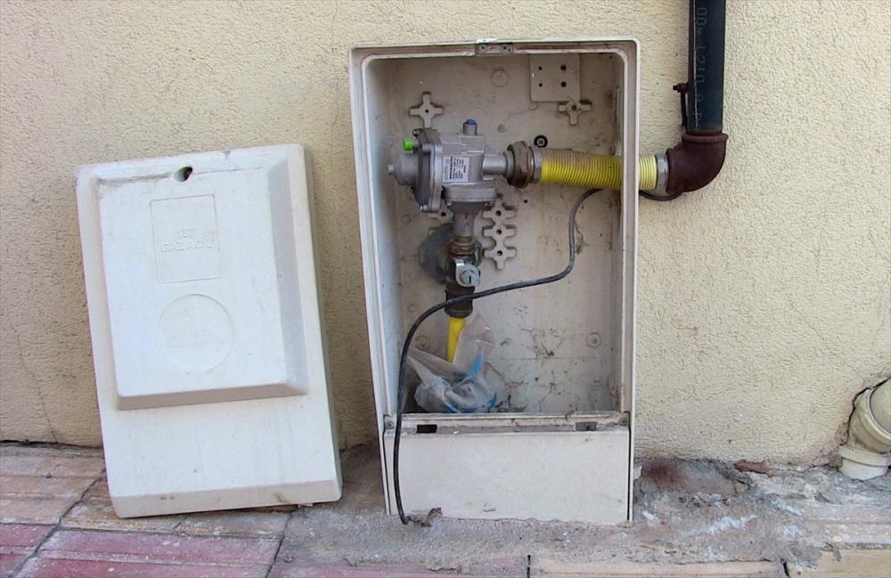 Kahramanmaraş'ta doğal gaz kutusundan bakır çubuğun çalınma anı güvenlik kamerasında