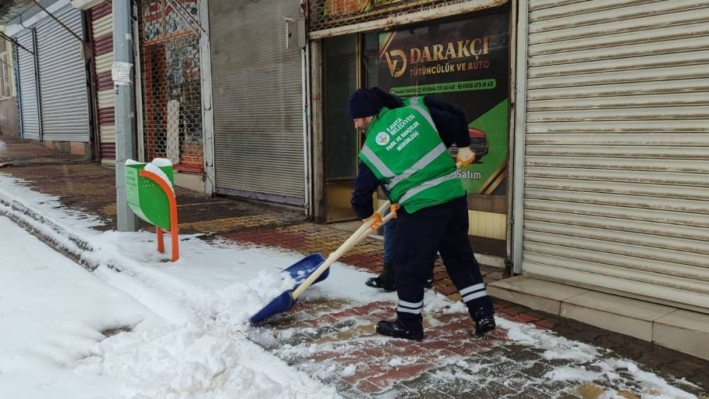 Kahta Belediyesi karla m&uuml;cadele &ccedil;alışmalarını s&uuml;rd&uuml;r&uuml;yor 