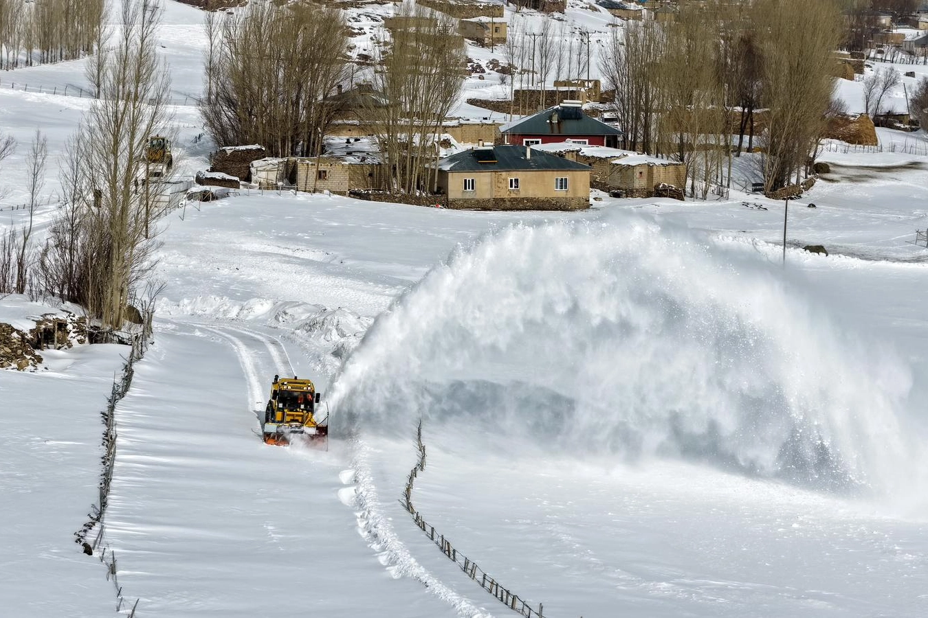 Van'da 220 k&ouml;y yolu ulaşıma kapalı