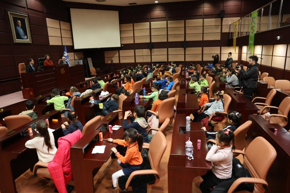 Eskişehirli minik &ouml;ğrencilerden Başkan &Uuml;nl&uuml;ce&rsquo;ye anlamlı ziyaret