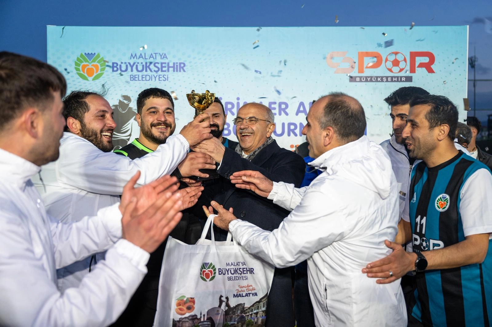 Malatya B&uuml;y&uuml;kşehir'de şampiyon Gen&ccedil;lik ve Spor Hizmetleri Dairesi Başkanlığı oldu