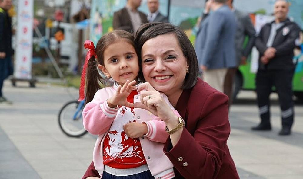 Karabağlar 'da &Ccedil;ocuklar Bayramlarını Doyasıya Yaşadı