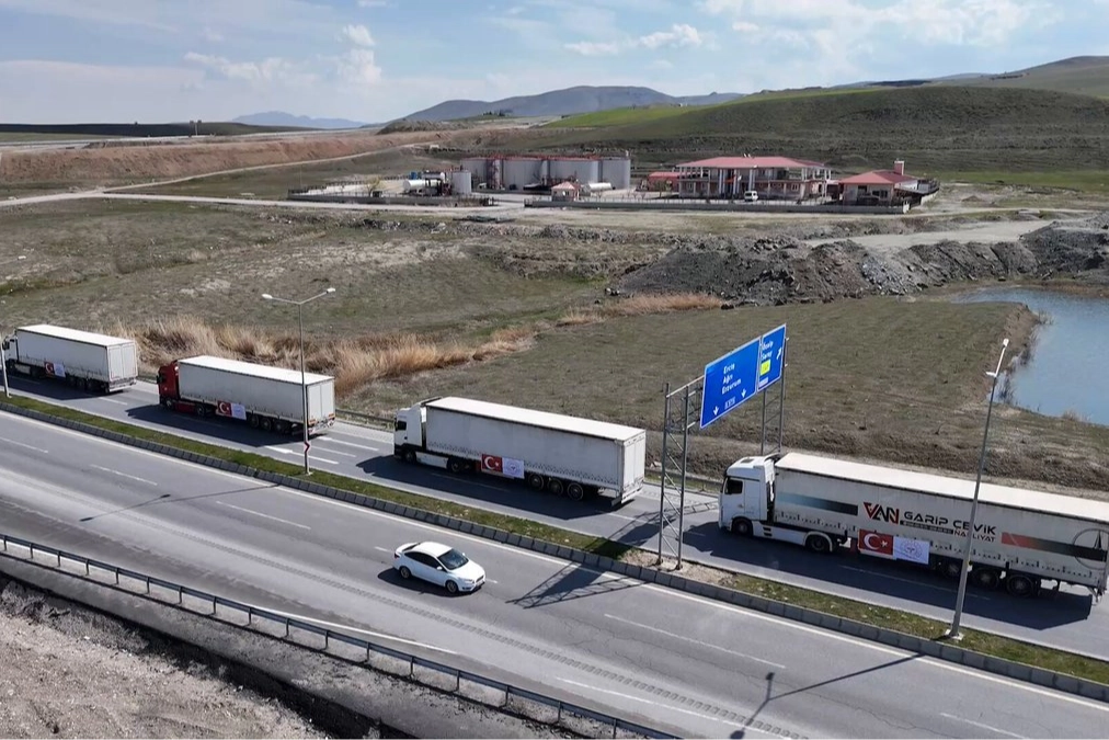 T&uuml;rkiye&rsquo;den İran&rsquo;a 'şifa kervanı' yola &ccedil;ıktı