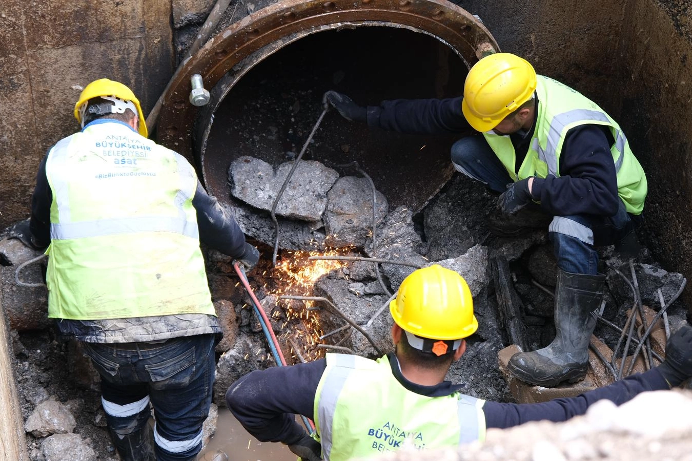 Antalya&rsquo;da 35 yıllık ana hat vana yenilendi