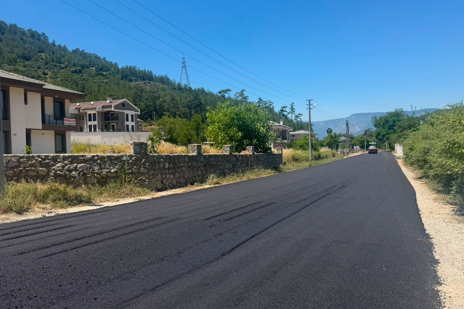 Muğla Marmaris&rsquo;te yol &ccedil;alışmaları s&uuml;r&uuml;yor