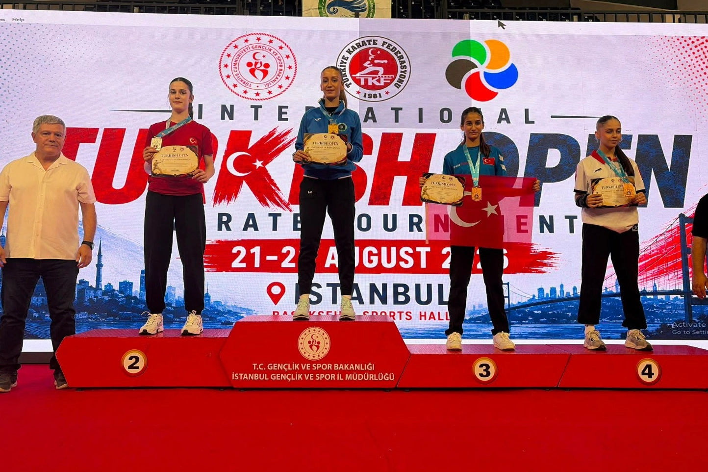 Bursalı karateci Naz Kayadere&rsquo;den altın madalya