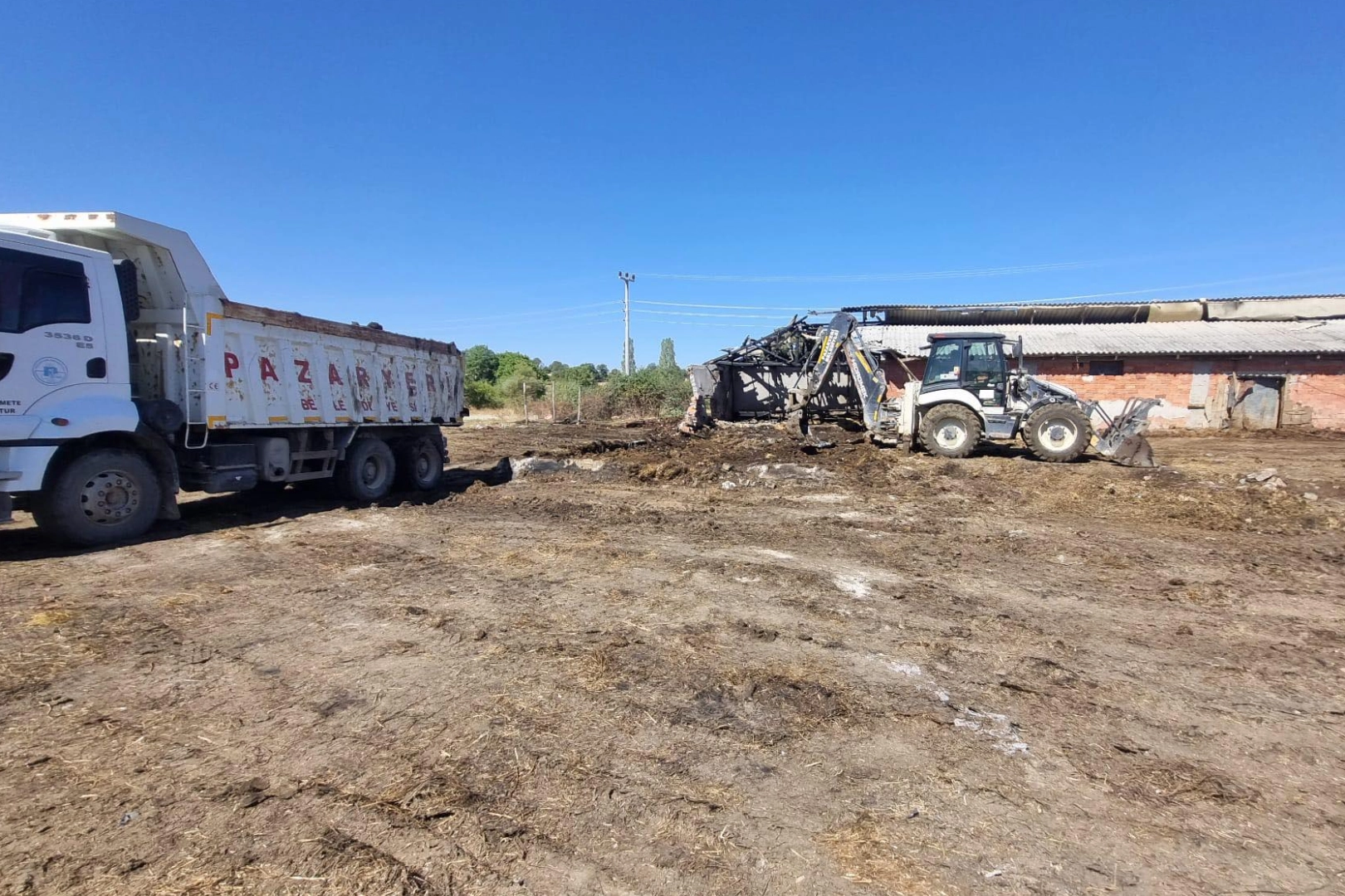 Bilecik Pazaryeri'nde yangınzede çiftliğe belediye desteği