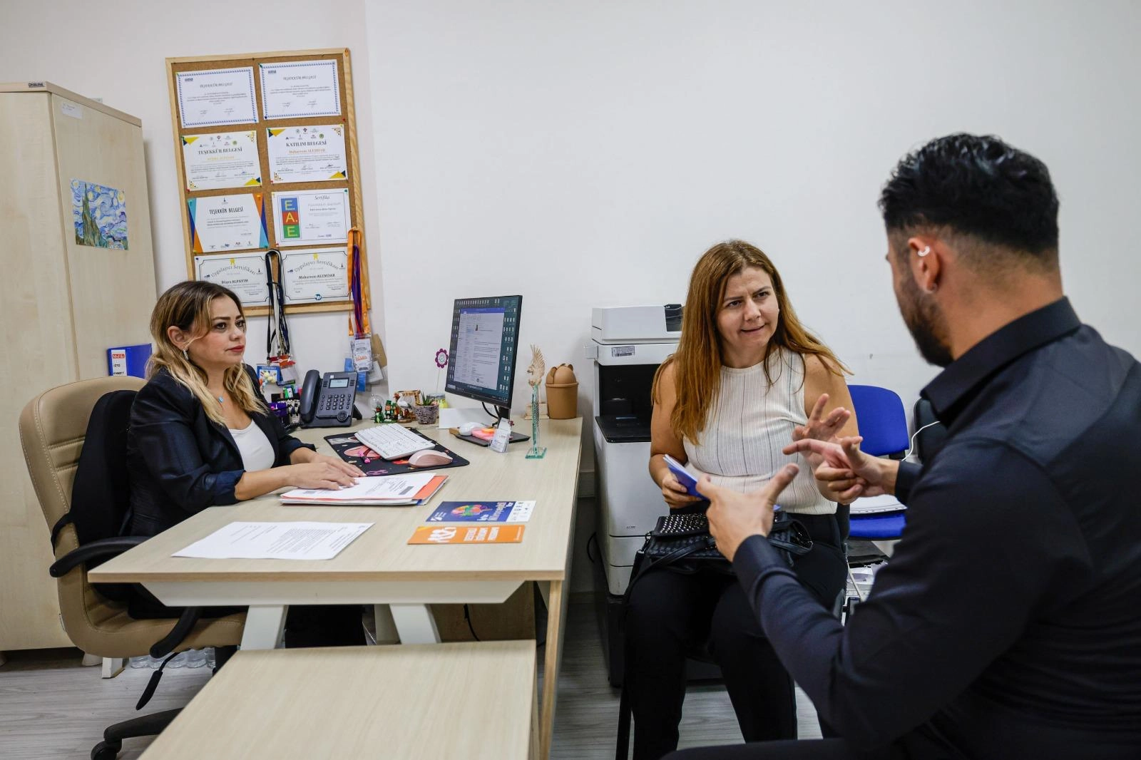 İzmir&rsquo;de iletişimin &ouml;n&uuml;ndeki engeller birlikte aşılıyor