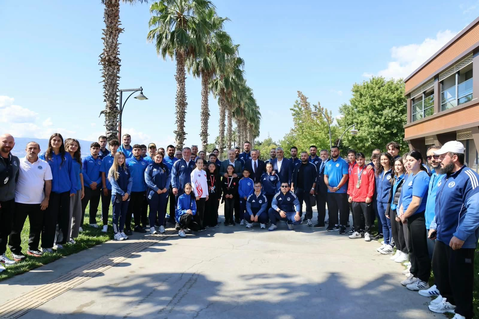 Kocaeli'de Başkan B&uuml;y&uuml;kakın başarılı sporcularla buluştu