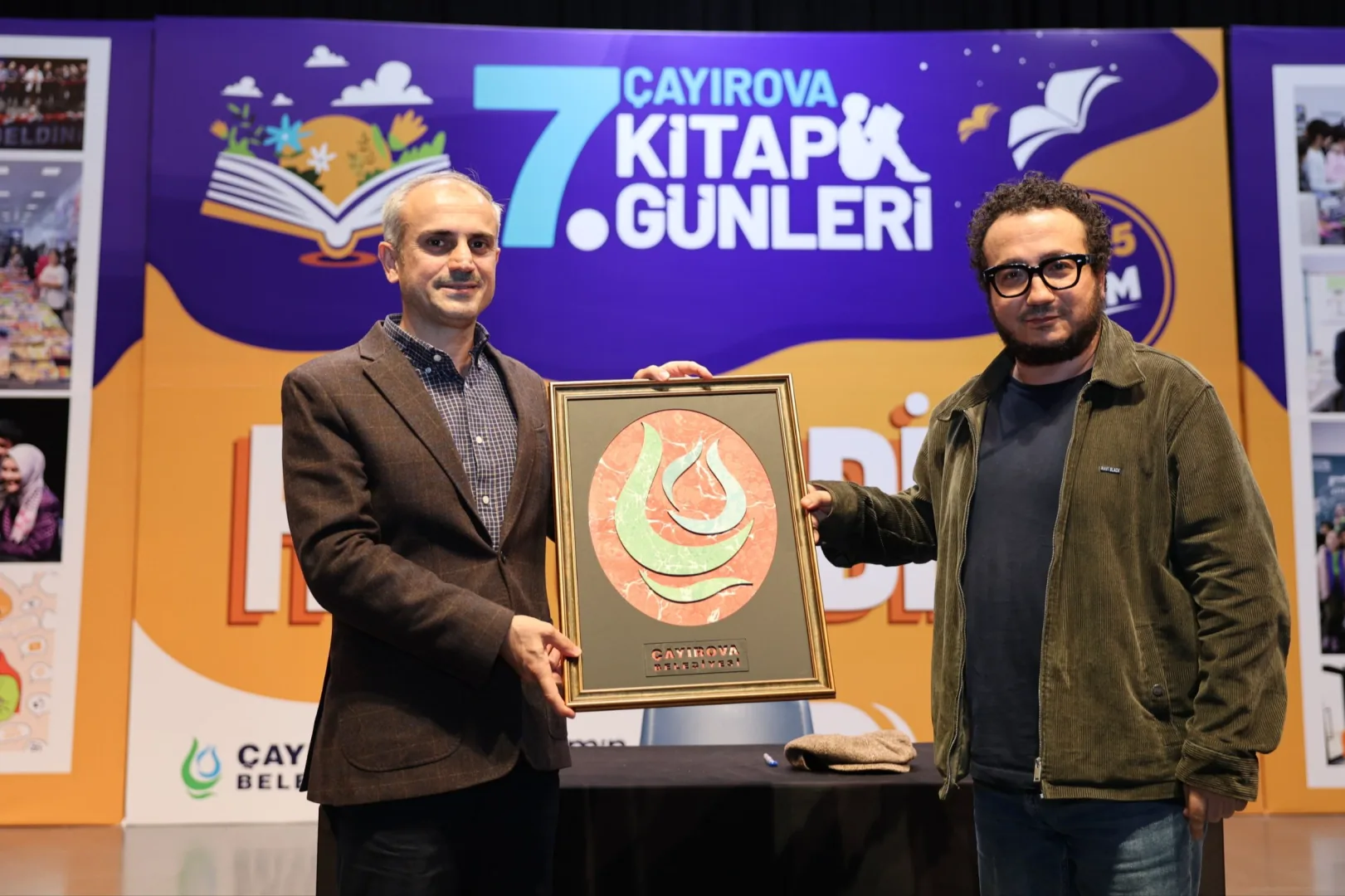 Oytun Erbaş, &Ccedil;ayırovalı sevenleriyle kitap g&uuml;nlerinde buluştu