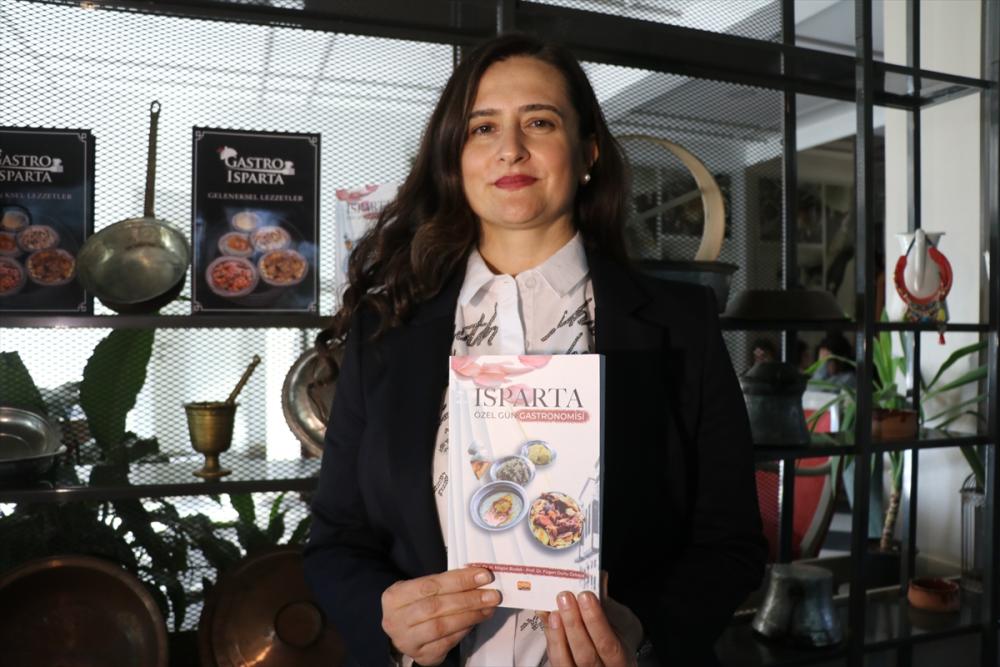 Isparta'da köy ve mahalleleri gezen akademisyen yöresel lezzetleri derledi