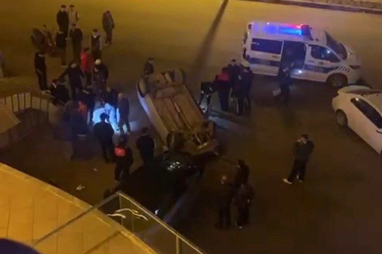 D&uuml;zce'de otomobil binaya &ccedil;arpıp devrildi: 2 yaralı!