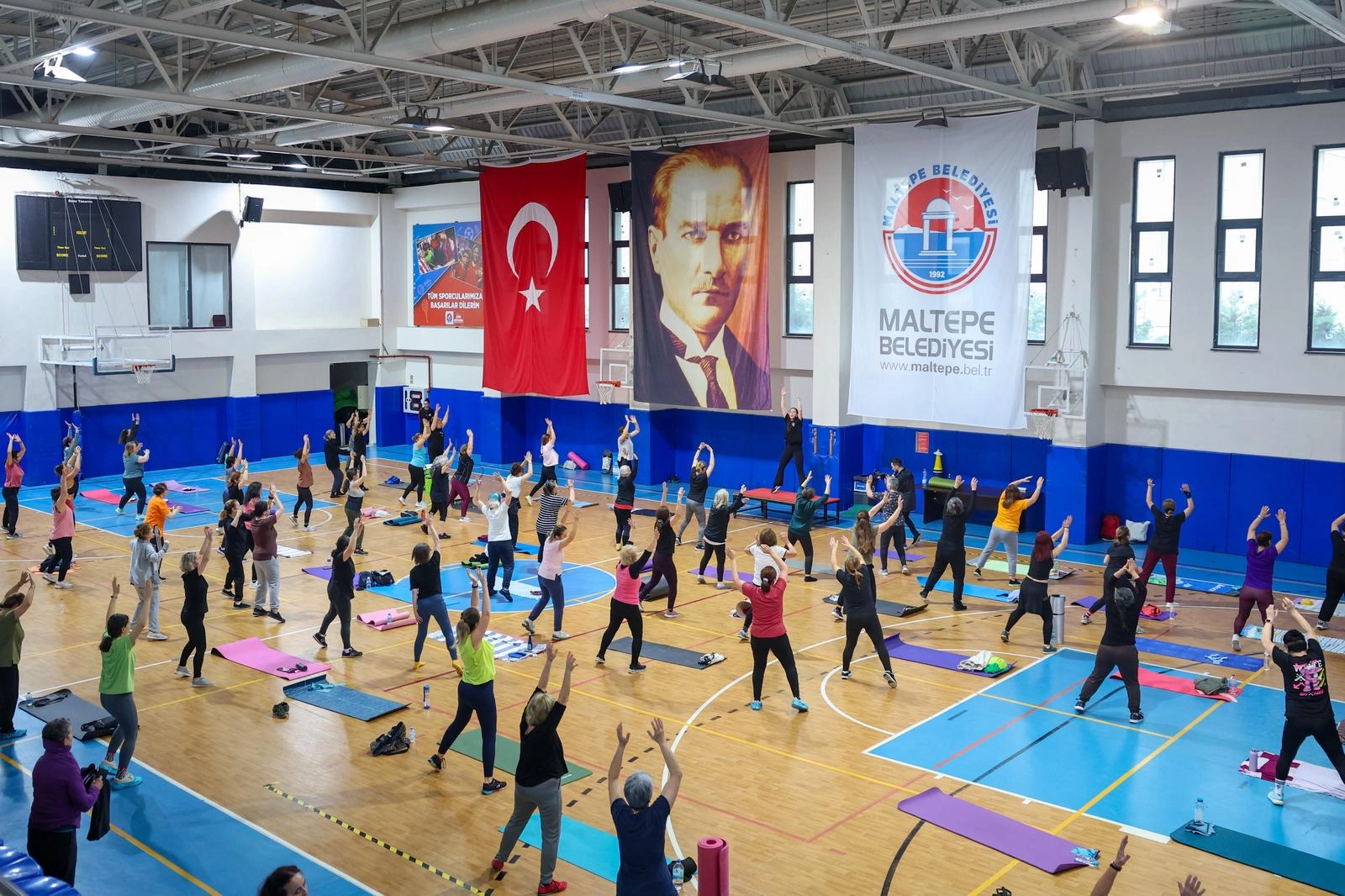 İstanbul Maltepe'de&nbsp;K&ouml;ymen, spor yapan kadınlarla buluştu