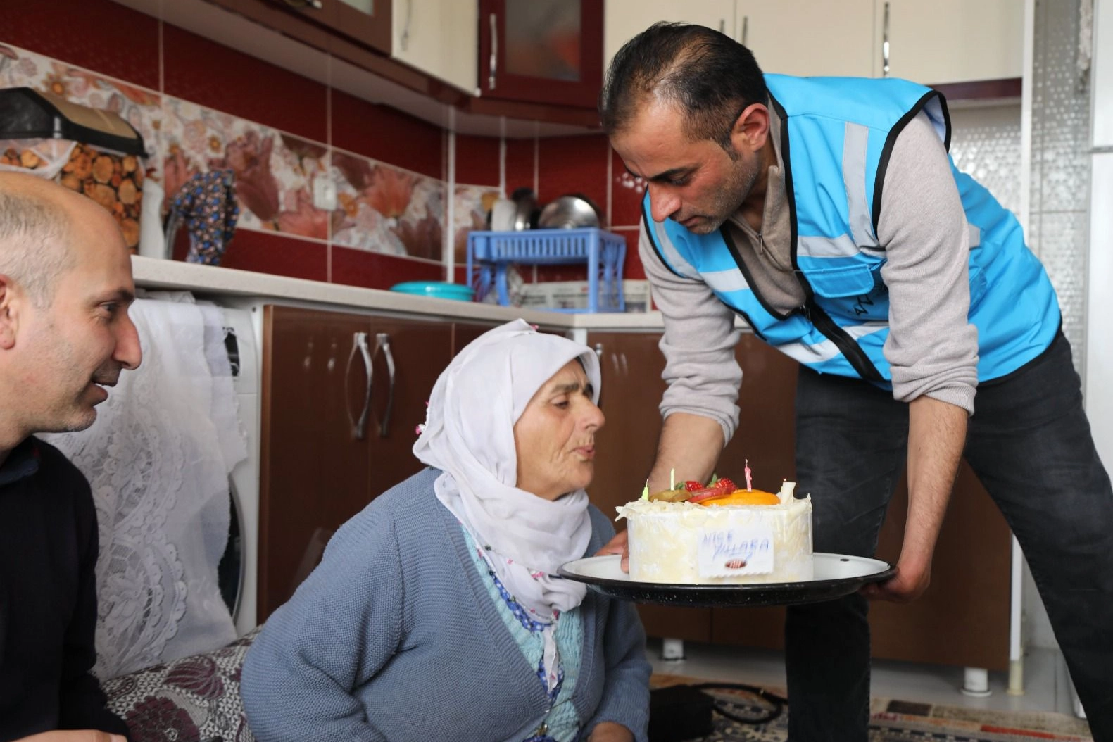 Besra Nine'ye s&uuml;rpriz doğum g&uuml;n&uuml;