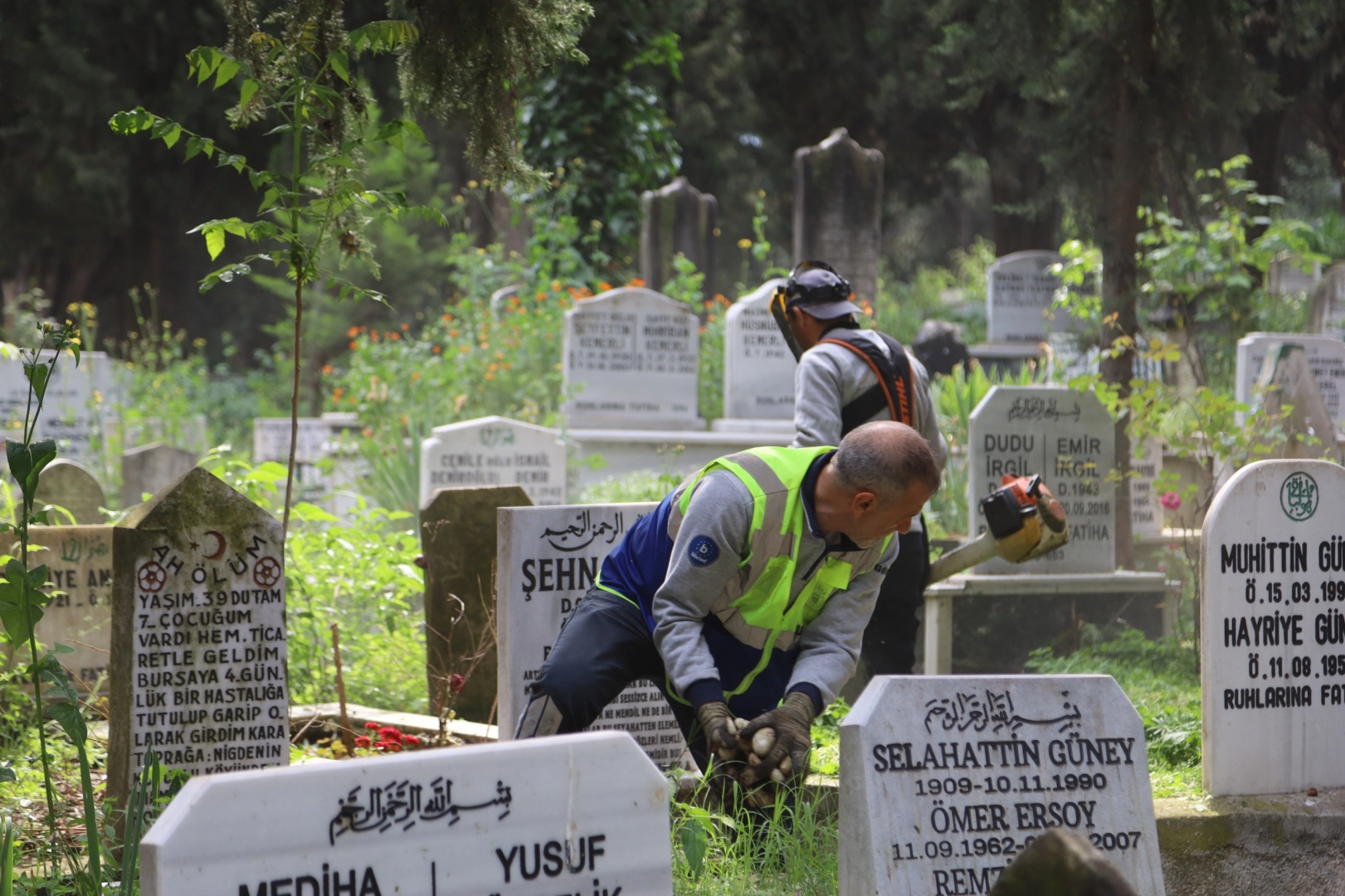 Bursa&rsquo;da mezarlıklar bayrama hazır