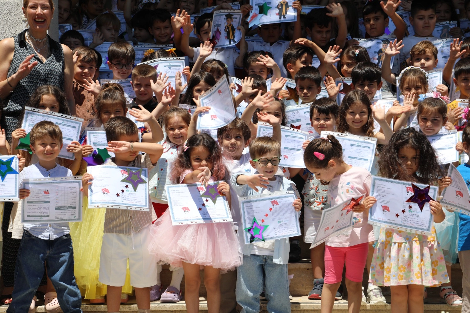 İzmit &Ccedil;ınar &Ccedil;ocuk Evleri&rsquo;nde karne coşkusu