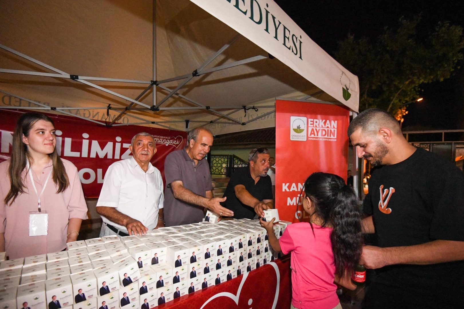 Bursa Osmangazi'de Mevlit Kandili&rsquo;nde geleneksel ikram