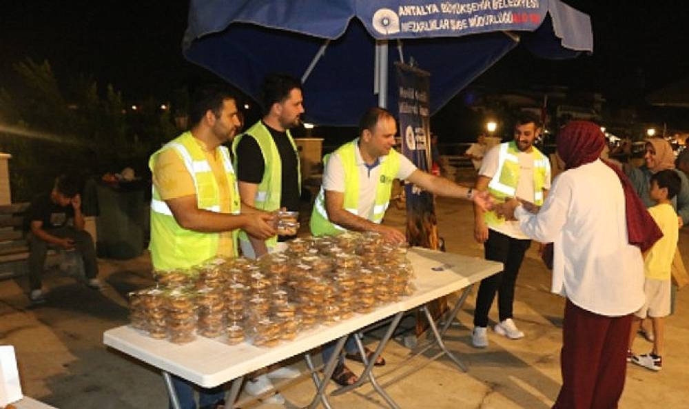 B&uuml;y&uuml;kşehir Mevlit Kandil'inde 19 il&ccedil;ede lokma ikram etti