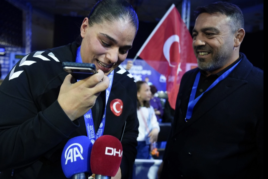 Avrupa şampiyonu milli boks&ouml;re Cumhurbaşkanı Erdoğan'dan tebrik