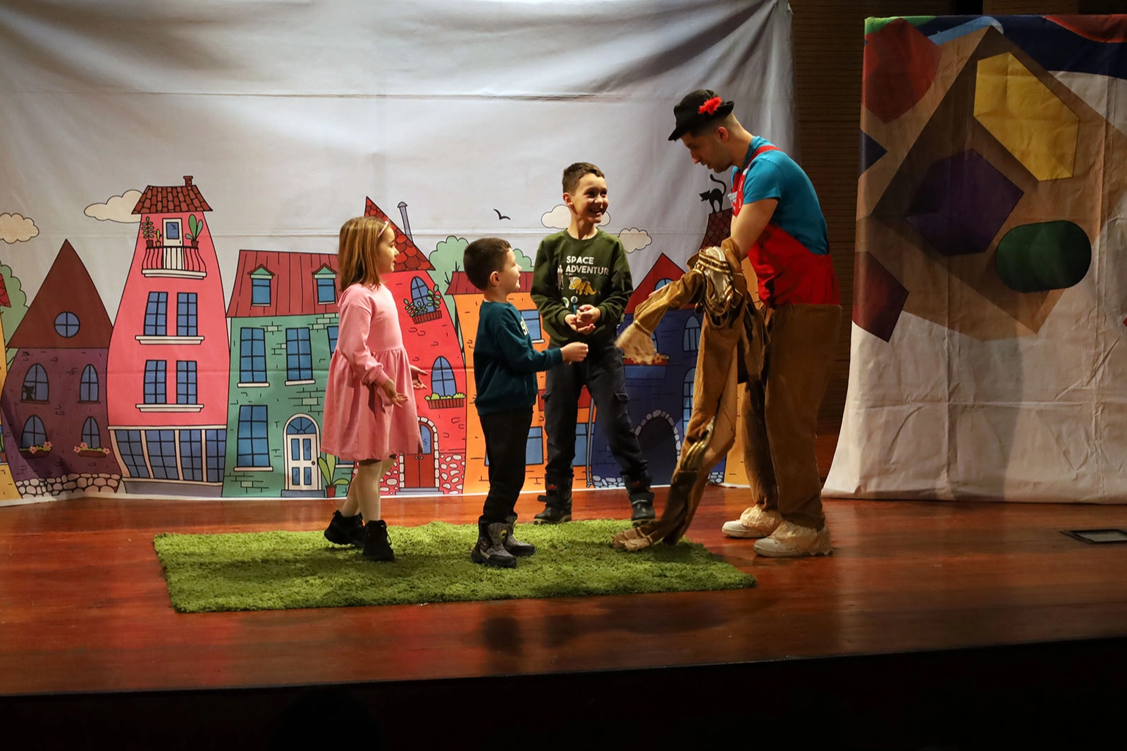 Sakarya'da bin 500 &ccedil;ocuğu tiyatroyla buluştu