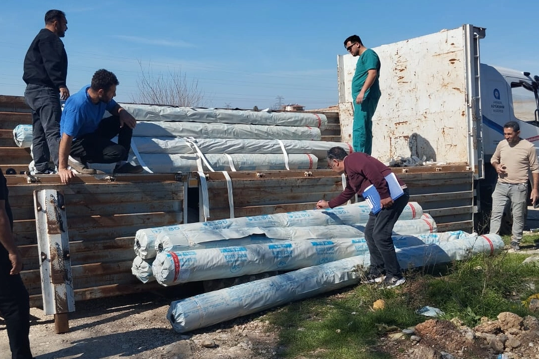 Hortumdan zarar g&ouml;ren &uuml;reticilere sera naylonu dağıtıldı