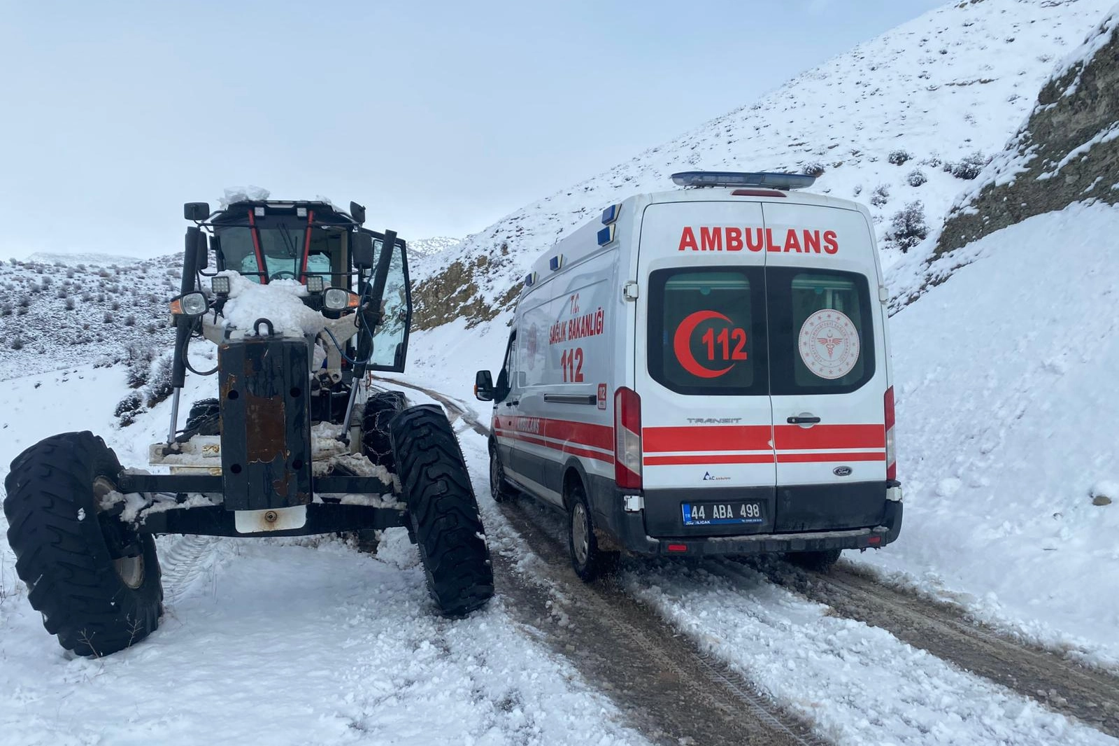 Malatya'da ekipler karla m&uuml;cadele i&ccedil;in seferber