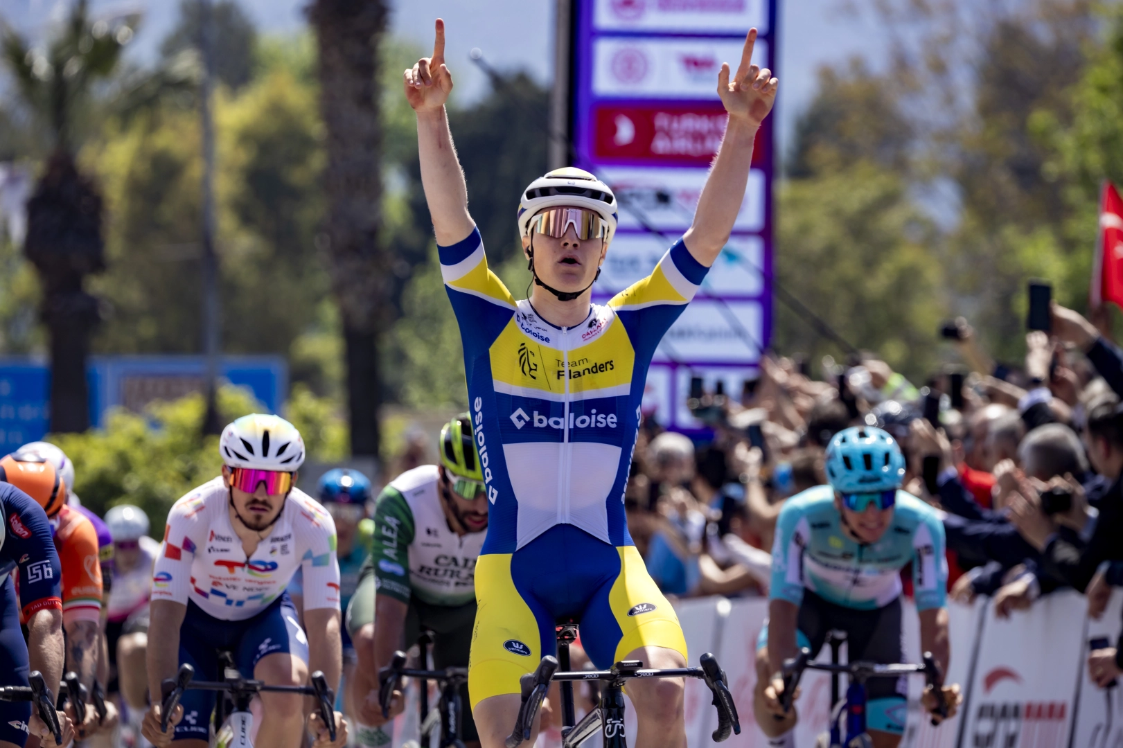 Cumhurbaşkanlığı Bisiklet Turu&rsquo;nda ilk etap Tom Crabbe&rsquo;nin