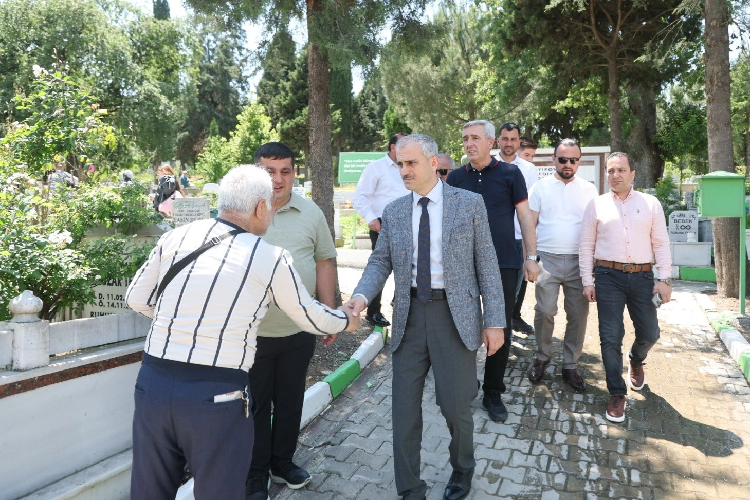 &Ccedil;ayırovalıları kabir ziyaretinde yalnız bırakmadı
