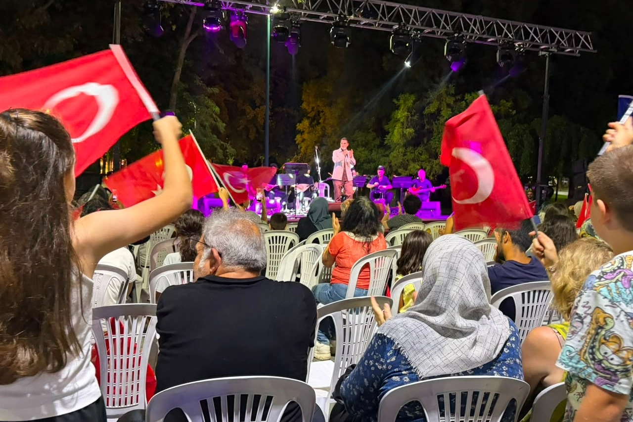 Bursa K&uuml;lt&uuml;rpark&rsquo;ta zafer t&uuml;rk&uuml;leri yankılandı