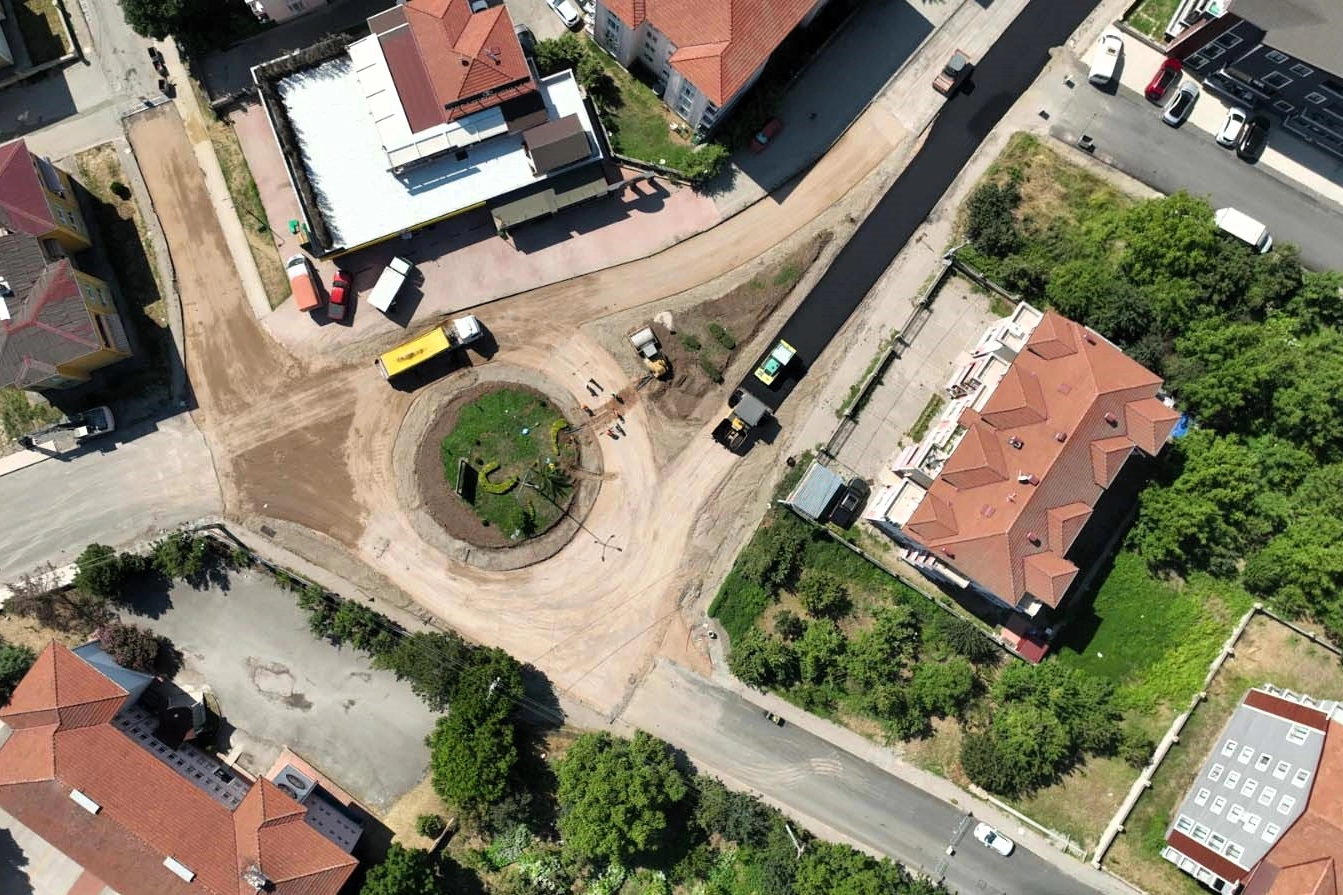 G&ouml;lc&uuml;k&rsquo;te Ergenekon Caddesi kavşağı yenileniyor