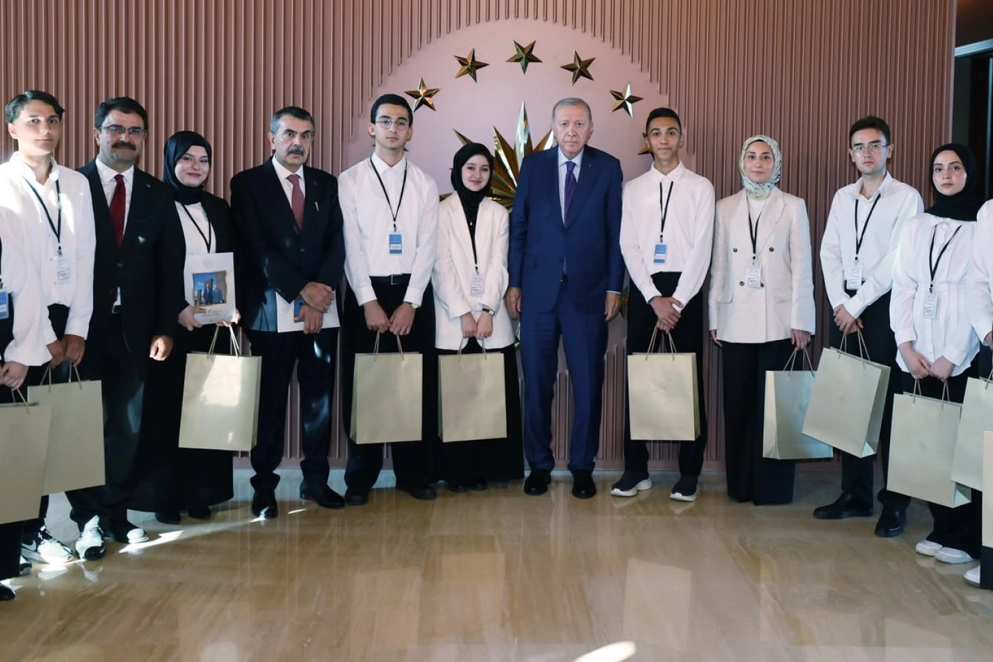 Cumhurbaşkanı Erdoğan Ahlat'ta &ouml;ğrencileri kabul etti
