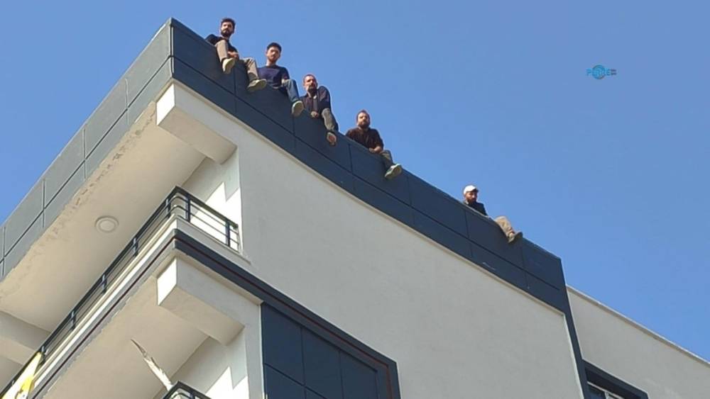 Adıyaman'da &uuml;cretlerini alamadıklarını &ouml;ne s&uuml;ren iş&ccedil;iler &ccedil;atıya &ccedil;ıktı 