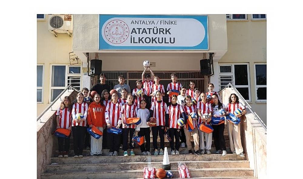 Büyükşehir'den geleceğin sporcularına malzeme desteği