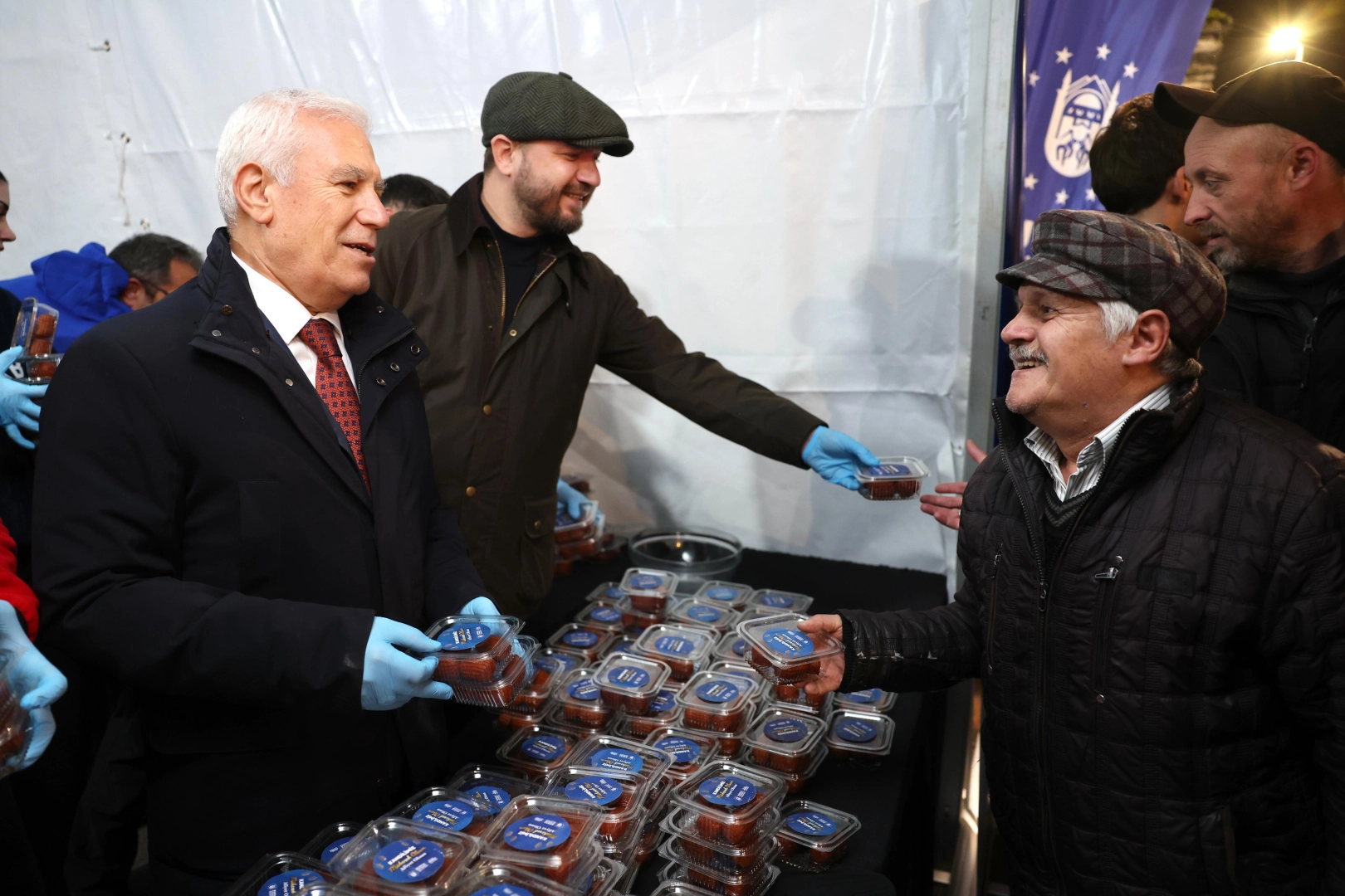 Bursa'da 17 il&ccedil;ede 21 farklı camide tatlı ikramı