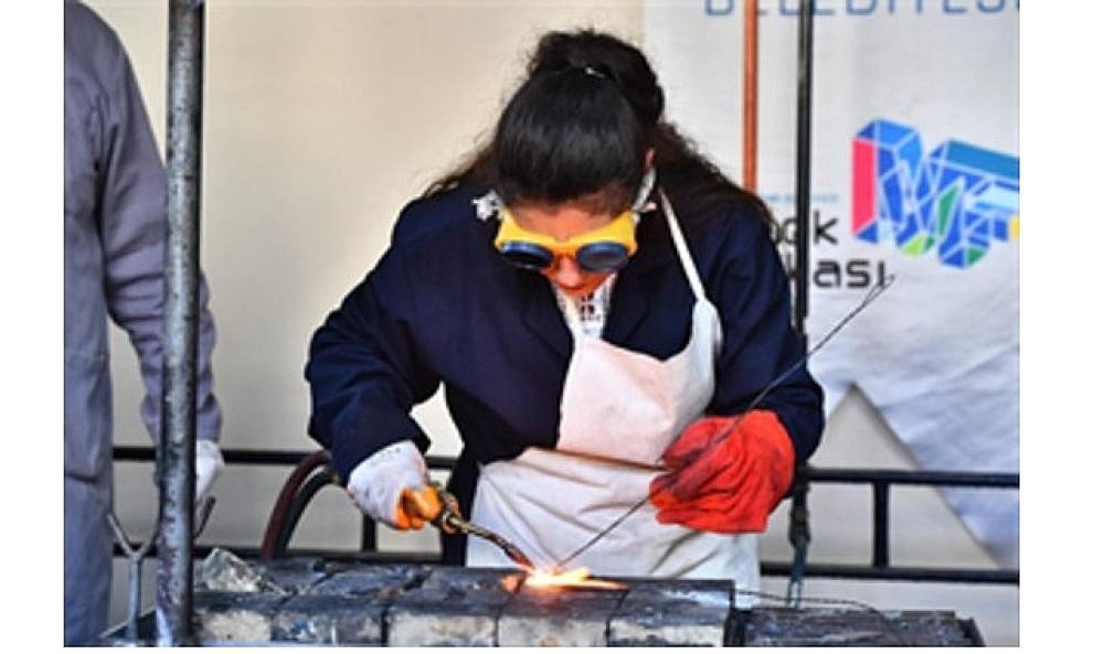 İzmir'in istihdam &uuml;ss&uuml; 2025'te &ldquo;fabrika" gibi &ccedil;alıştı