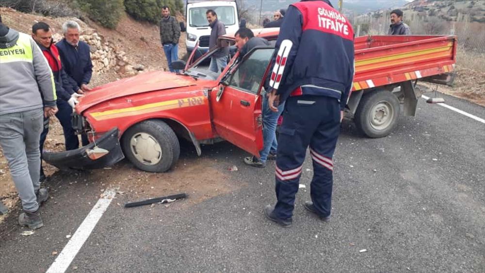 Burdur'da duvara çarpan kamyonetteki kadın öldü, oğlu yaralandı