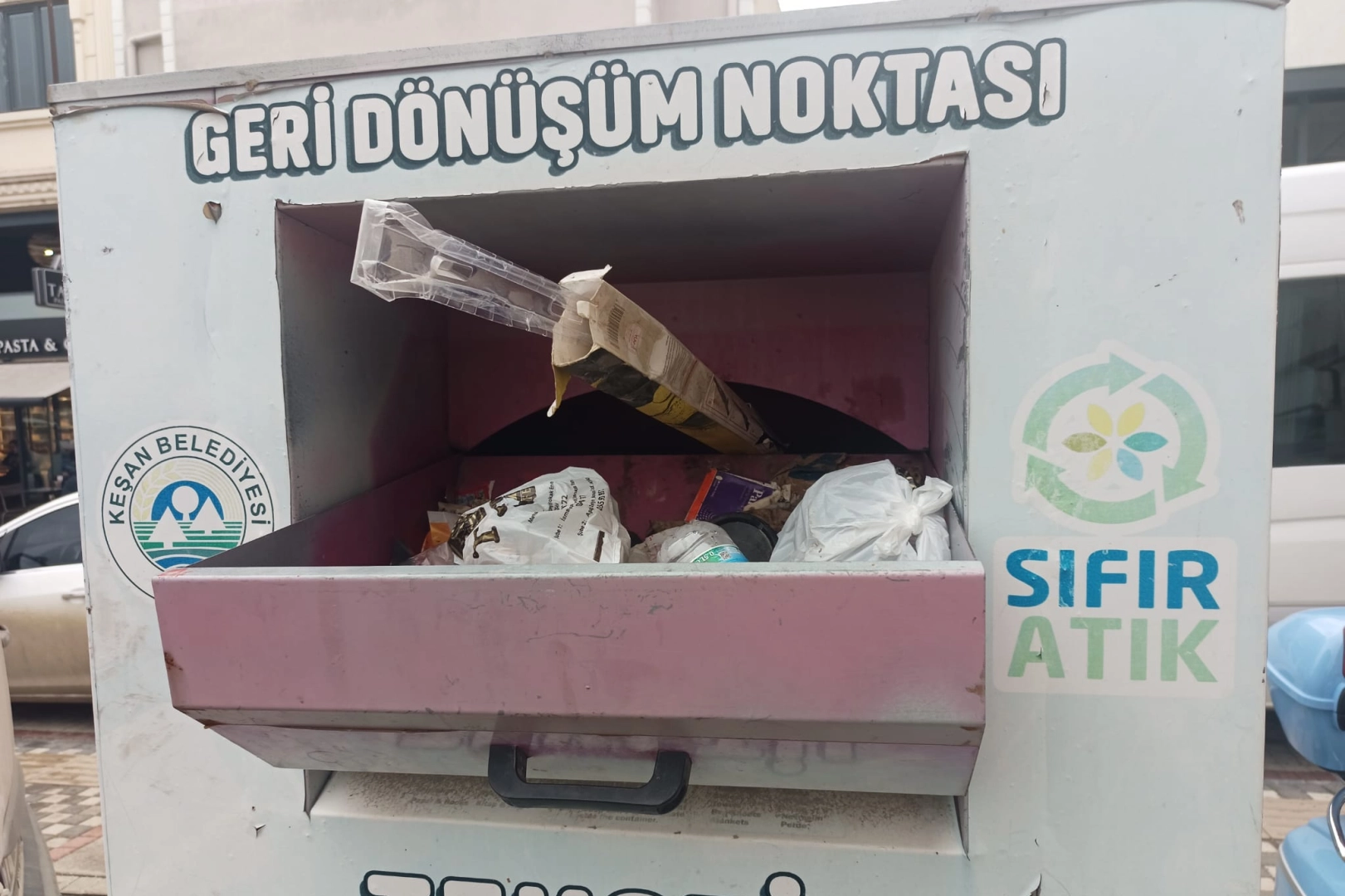 Edirne Keşan'da tekstil kumbarası &ccedil;&ouml;p kutusuna d&ouml;nd&uuml;