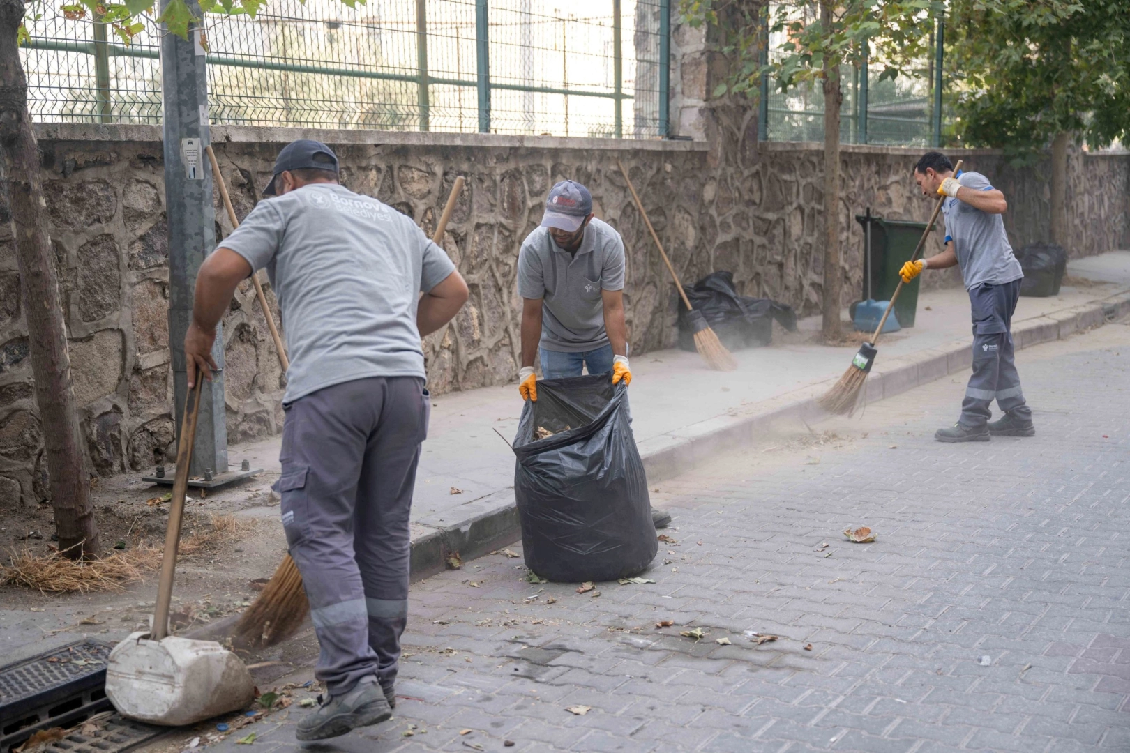 İzmir Bornova&rsquo;da temizlik mesaisi hi&ccedil; bitmiyor