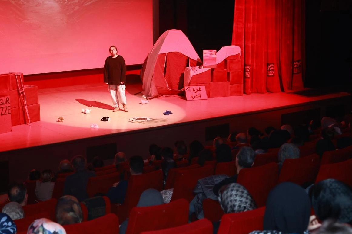 Gazze&rsquo;de kadın olmanın hikayesi sahneye taşındı