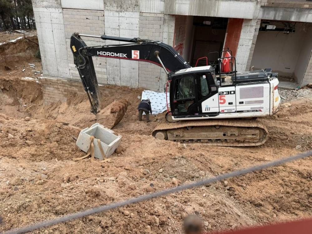 Adıyaman&rsquo;da İş makinesiyle duvar arasına sıkışan iş&ccedil;i hayatını kaybetti 