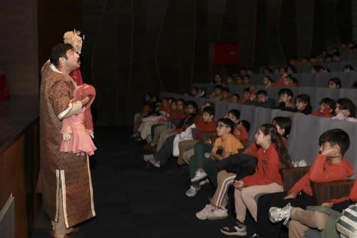 &lsquo;Bilge Hekim Lokman&rsquo; Mersin'de gen&ccedil;lerle buluştu