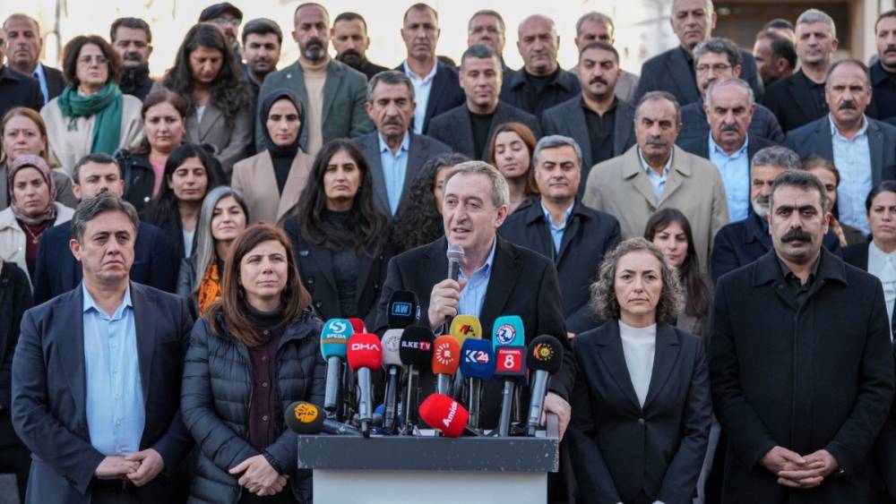 Tuncer Bakırhan&rsquo;dan &lsquo;kayyım&rsquo; &ccedil;ağrısı: &lsquo;Belediyeler halkın ger&ccedil;ek temsilcilerine iade edilmeli&rsquo; 