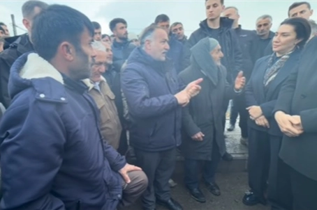 Ağrı Taşlı&ccedil;ay&rsquo;da yol tepkisi!