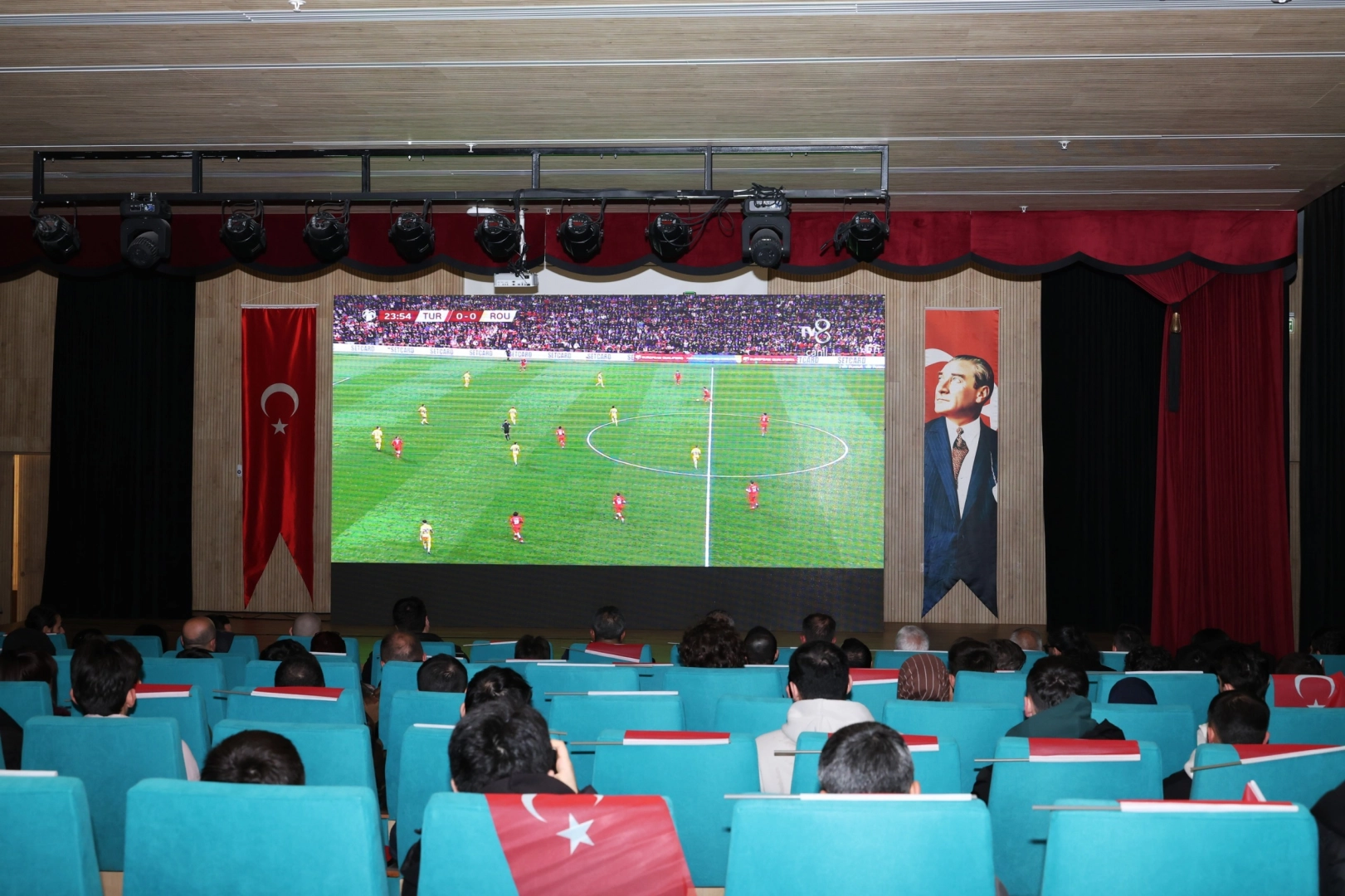 Bursa Osmangazi&rsquo;de dev ekranda milli coşku