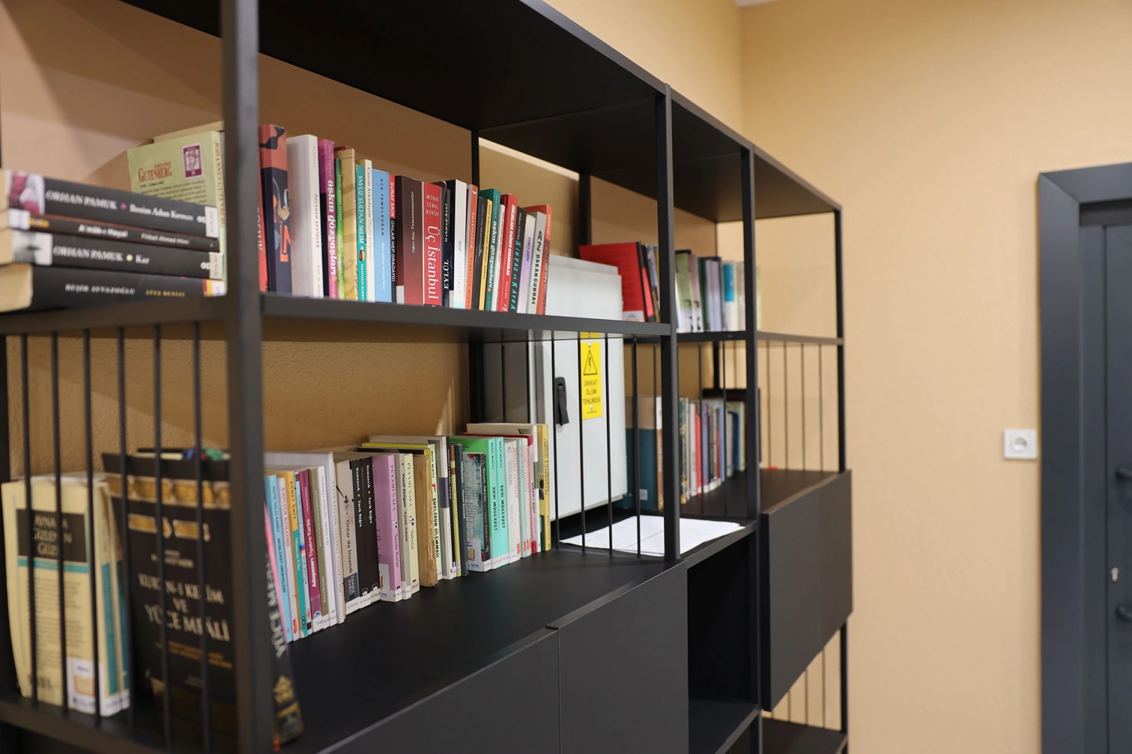 Sakarya&rsquo;da &ouml;ğrenciler &ccedil;amaşırları yıkanırken kitap okuyor